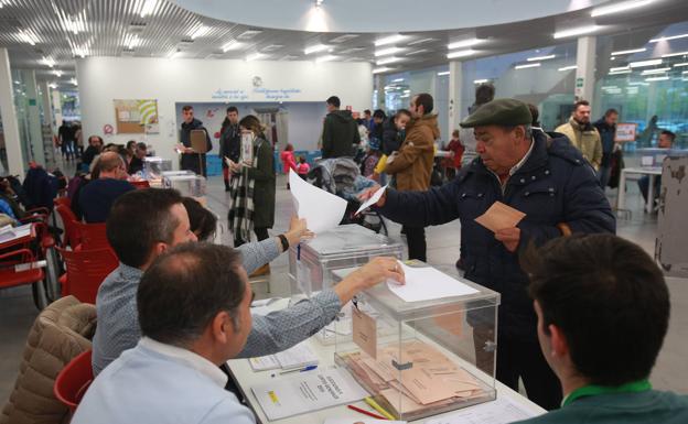 Votaciones en el colegio electoral de las oficinas de San Martín. 