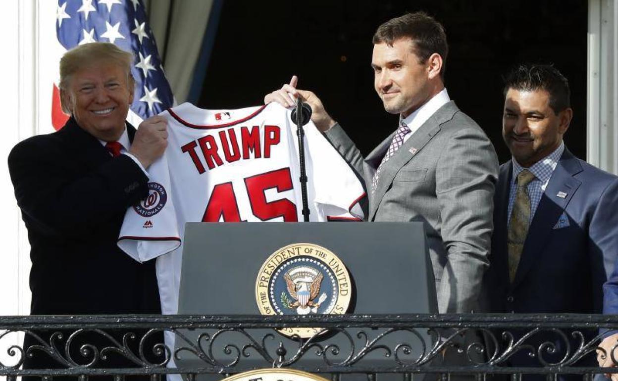 Zimmermanek, Natiaonalseko pitcherrak, kamiseta bat eman zion Donal Trumpi.