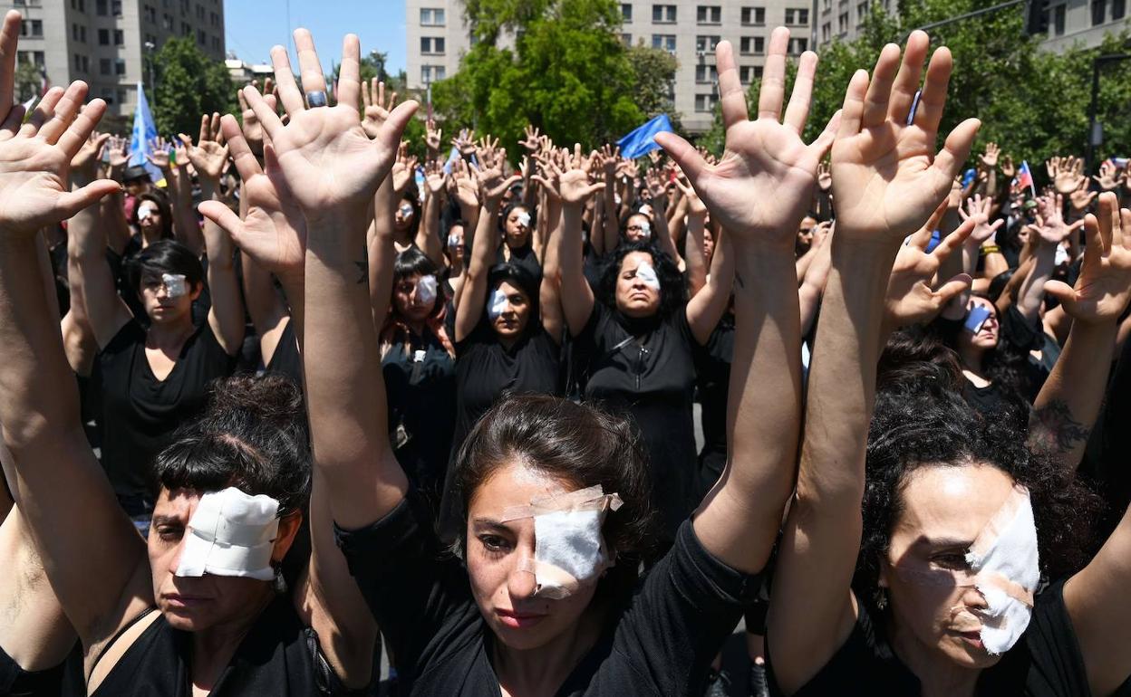 Manifestantes protestan con un ojo tapado, como numerosas víctimas de la represión policial.