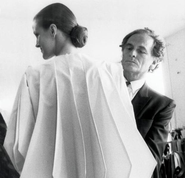 Una imagen antigua de Pierre Cardin vistiendo a una modelo.