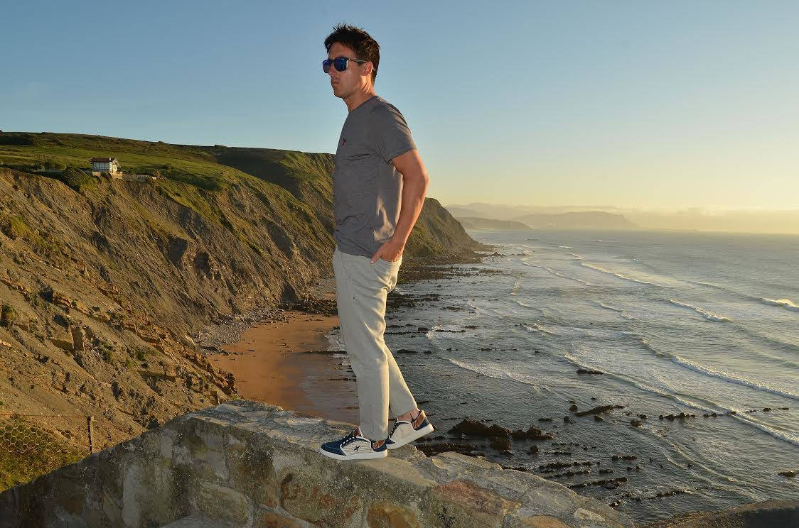 Un modelo de las zapatillas Basq en la playa