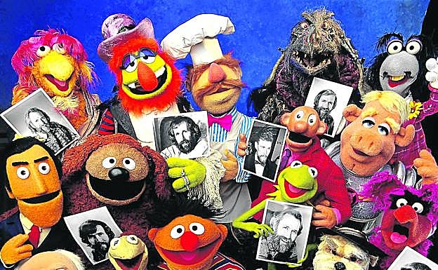 La gran familia de peludos encargada de educar a generaciones desde la tele muestran varias imágenes de su 'padre', Jim Henson.