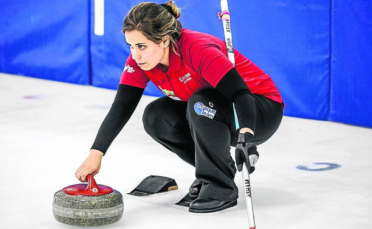 La vitoriana Irantzu García, durante una competición de curling. 
