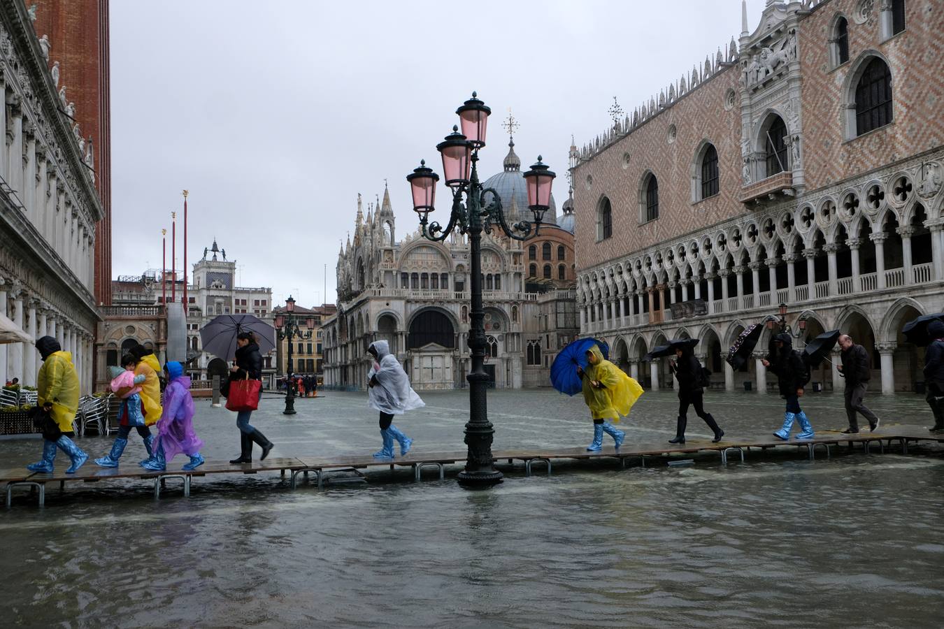 La ciudad italiana registraba en la noche del martes al miércoles una histórica «acqua alta», con un pico que podría alcanzar o superar los 1,90 metros 