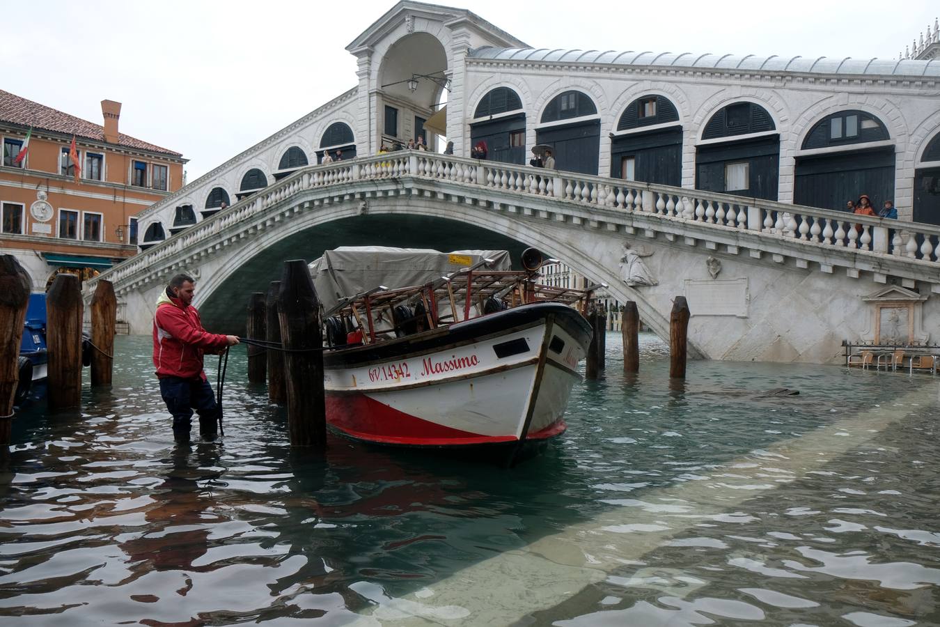 La ciudad italiana registraba en la noche del martes al miércoles una histórica «acqua alta», con un pico que podría alcanzar o superar los 1,90 metros 