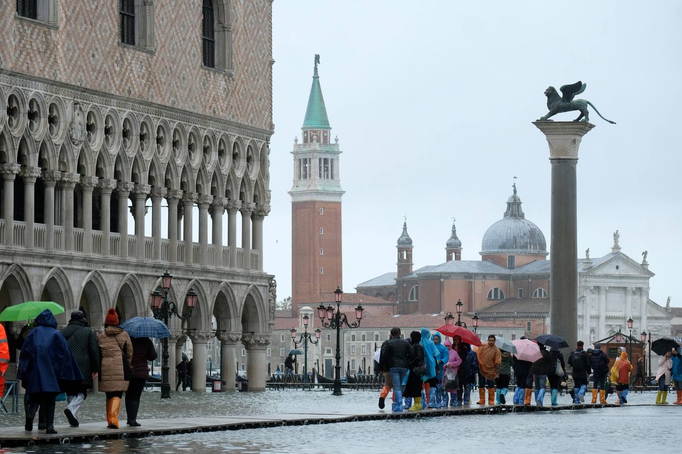 La ciudad italiana registraba en la noche del martes al miércoles una histórica «acqua alta», con un pico que podría alcanzar o superar los 1,90 metros 