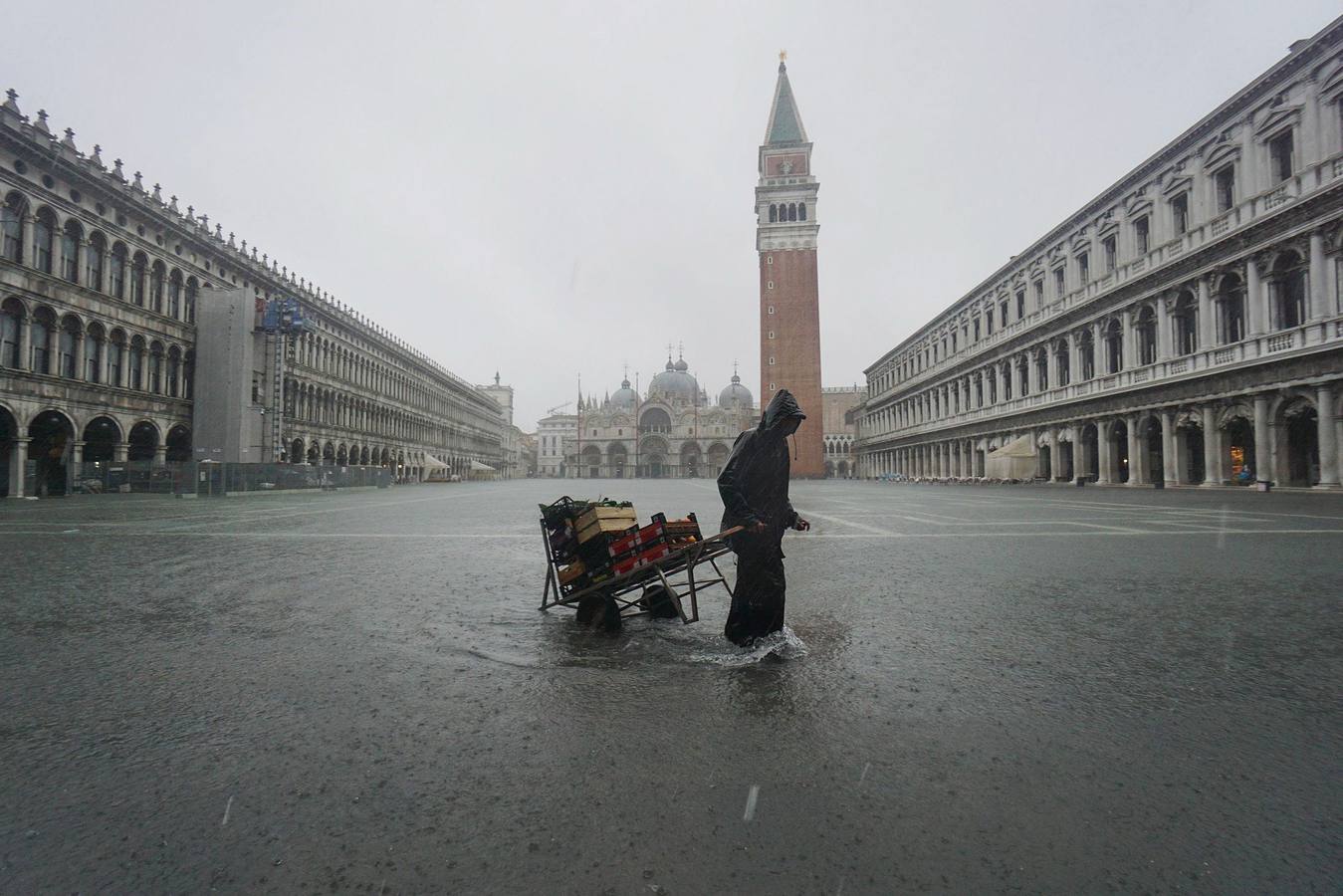 La ciudad italiana registraba en la noche del martes al miércoles una histórica «acqua alta», con un pico que podría alcanzar o superar los 1,90 metros 