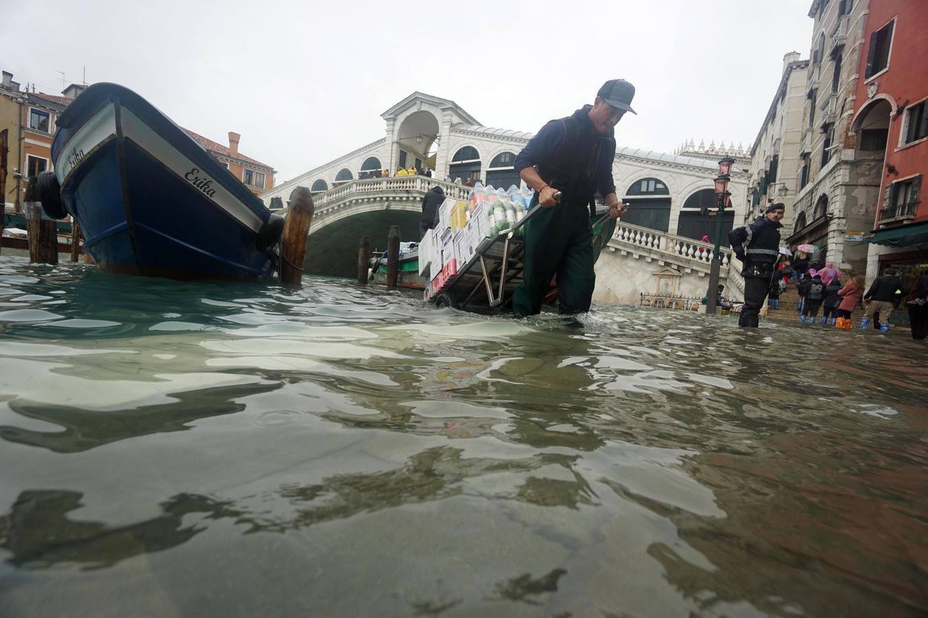 La ciudad italiana registraba en la noche del martes al miércoles una histórica «acqua alta», con un pico que podría alcanzar o superar los 1,90 metros 