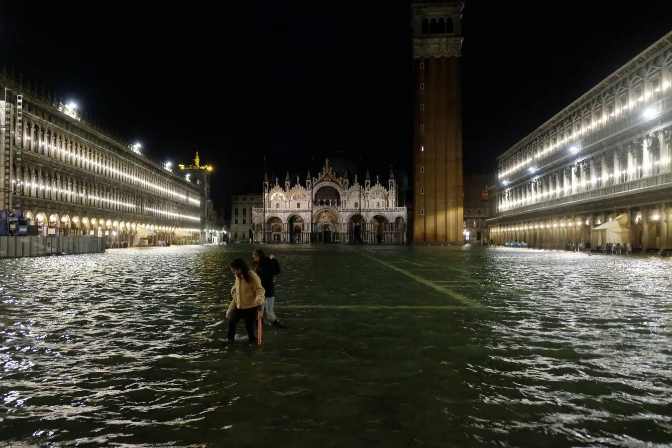 La ciudad italiana registraba en la noche del martes al miércoles una histórica «acqua alta», con un pico que podría alcanzar o superar los 1,90 metros 