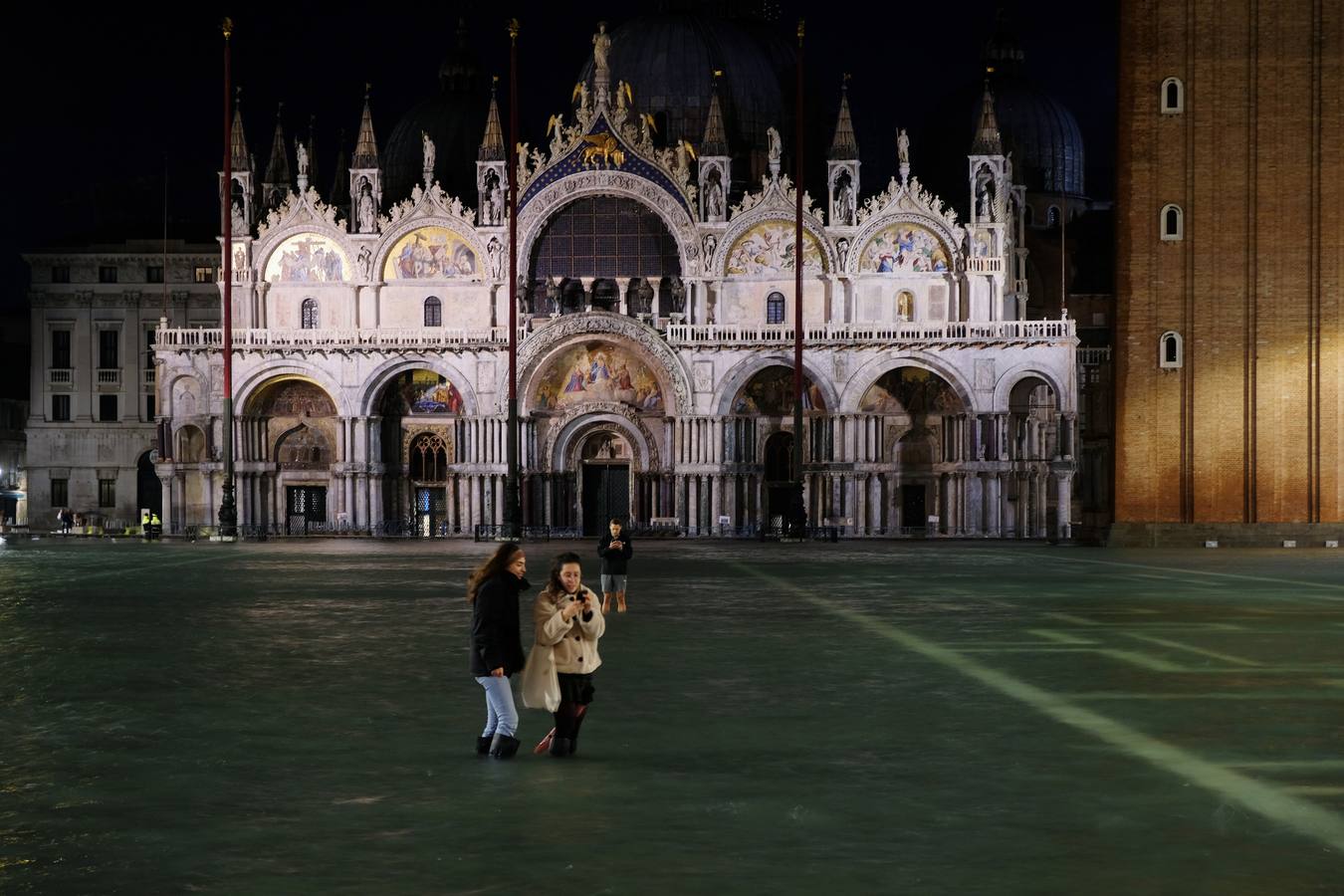 La ciudad italiana registraba en la noche del martes al miércoles una histórica «acqua alta», con un pico que podría alcanzar o superar los 1,90 metros 