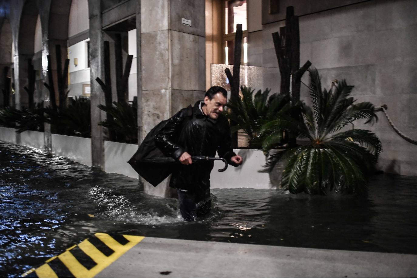 La ciudad italiana registraba en la noche del martes al miércoles una histórica «acqua alta», con un pico que podría alcanzar o superar los 1,90 metros 