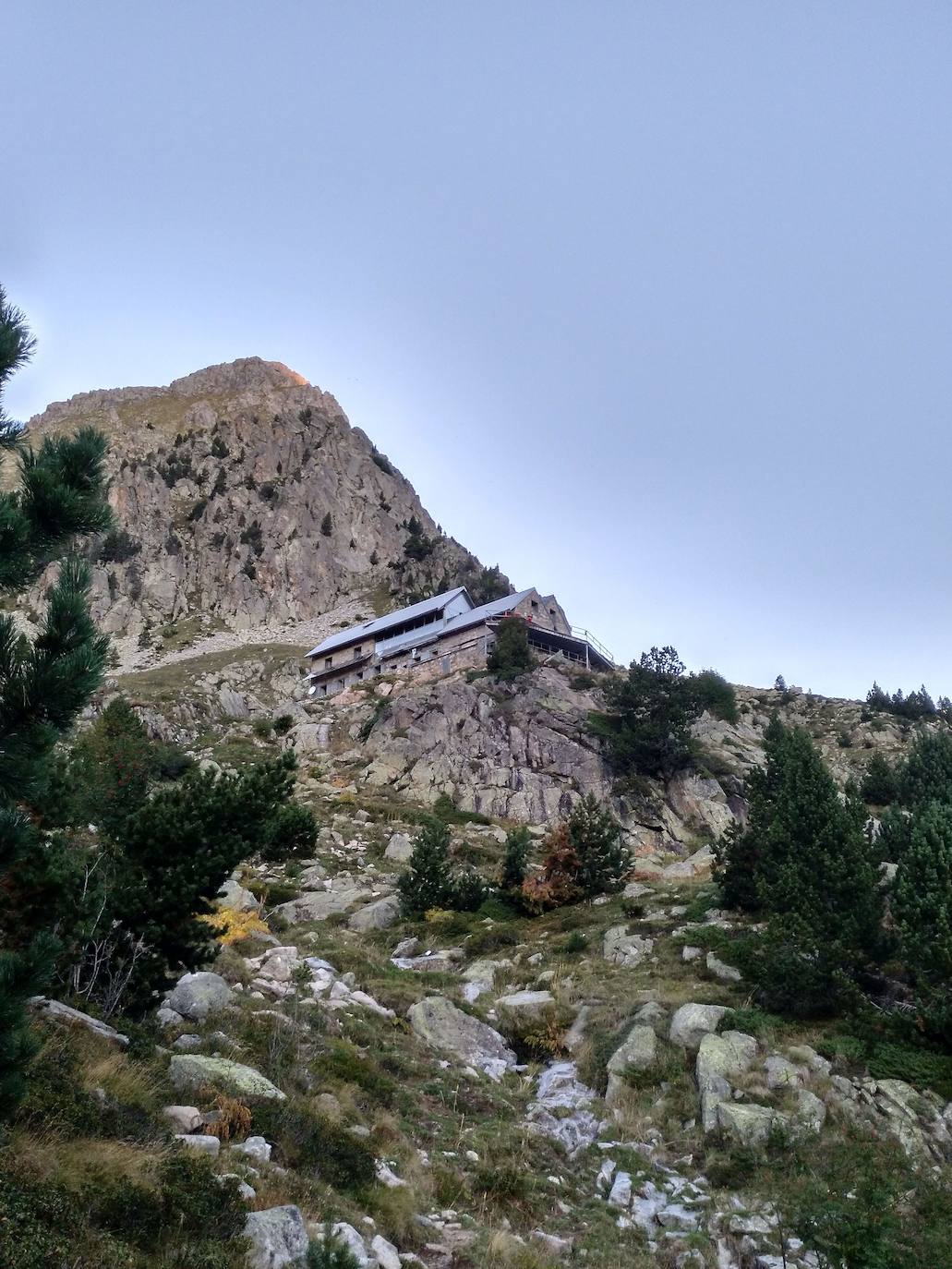 Refugio Ángel Orus (Huesca). También conocido como El Forcau, está situado en el valle del Aigüeta de Eriste, al pie de las Agujas del Forcau, a 2.148 m de altitud. Es un paso habitual en la ascensión al Posets, la segunda cima más alta de los Pirineos. La noche cuesta a partir de 12 euros. Dispone de 96 plazas.
