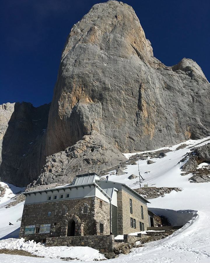 Refugio del Urriellu (Asturias). Custodiado por el imponente Pico Urriellu, este refugio se encuentra a 1.960 metros de altitud en la cima más conocida de los Picos de Europa y lleva ofreciendo su techo y víveres a los montañeros desde 1954. Años más tarde, en 1990, fue condicionado y reabierto por el Gobierno de Asturias y el concejo de Cabrales. Actualmente es uno de los miradores más impresionantes de Picos de Europa y un lugar perfecto para pasar la noche por no más de 15 euros.