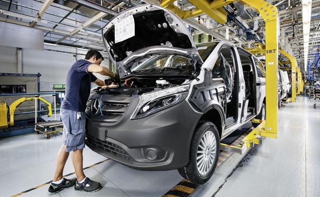 Un operario de la planta vitoriana de Mercedes, en la cadena de montaje.