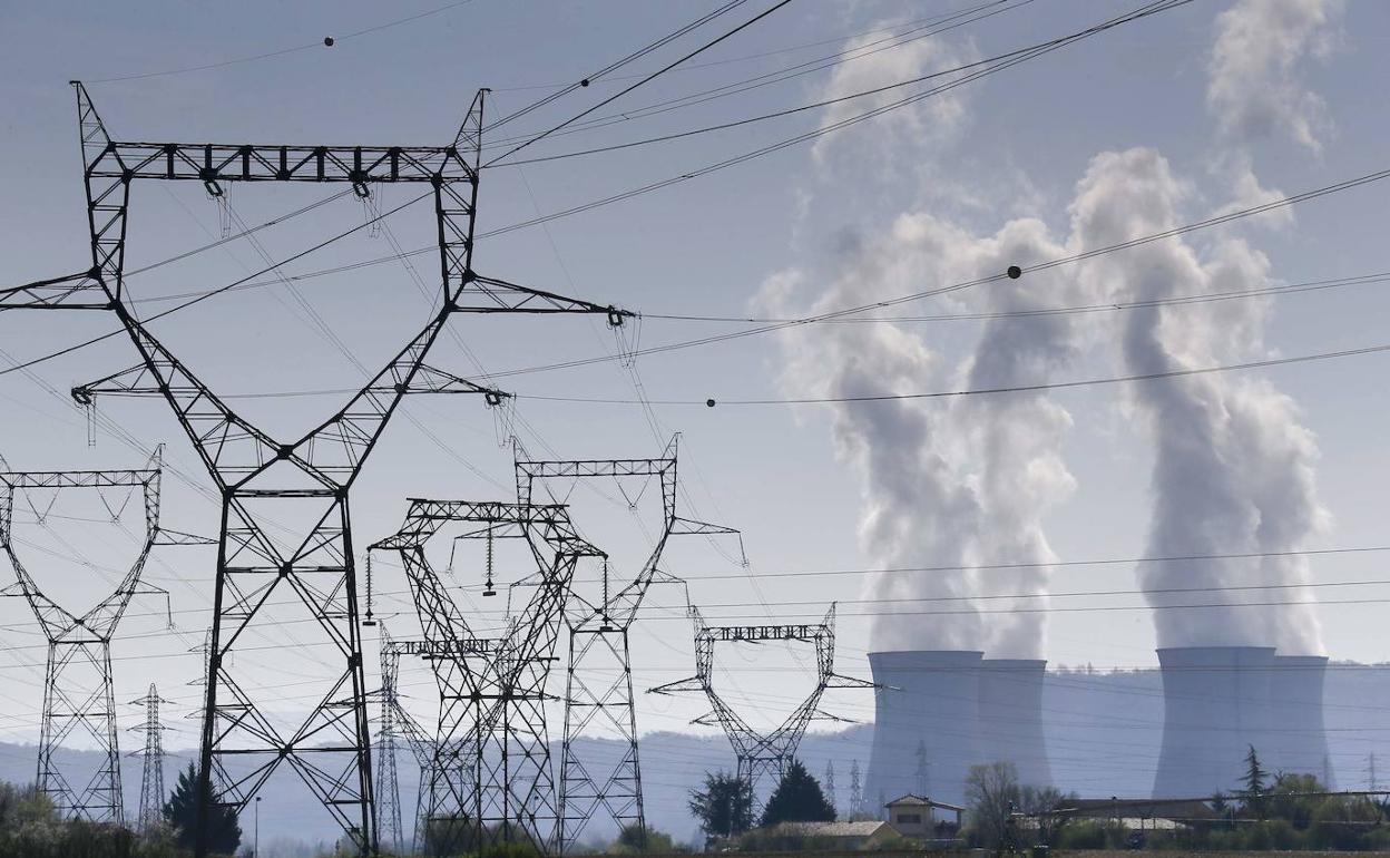 Torres de alta tensión frente a la central nuclear de Le Bugeym, en Saint Vulbas, Francia