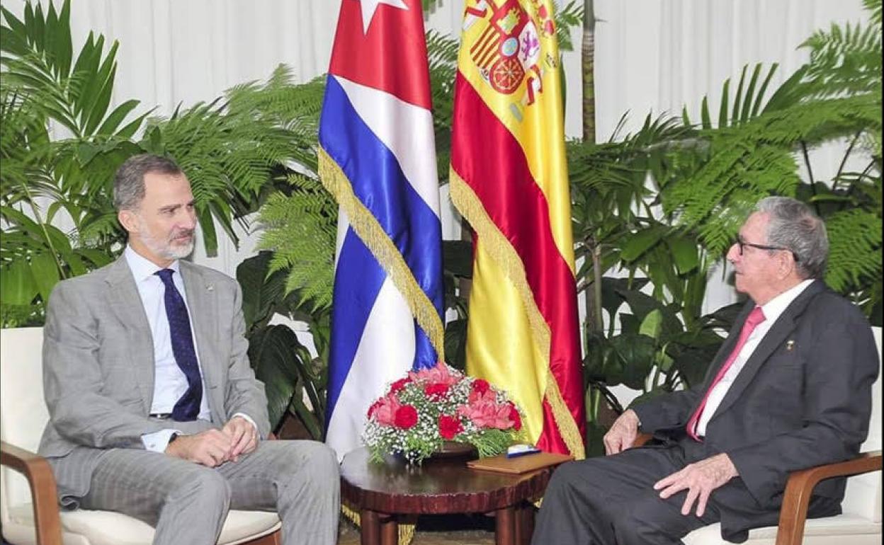 El Rey y Raúl Castro, durante el encuentro que mantuvieron.