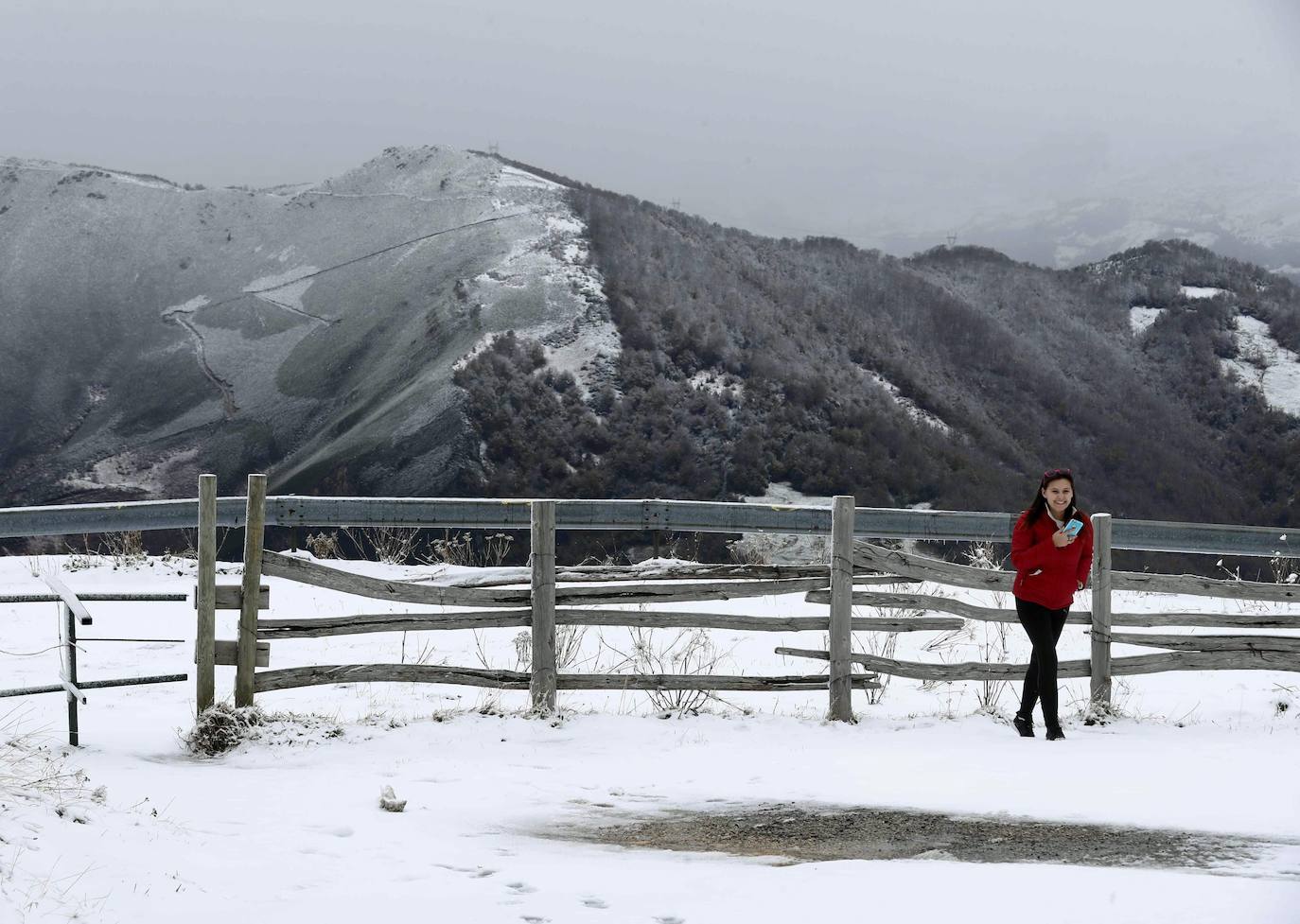 Una joven disfruta de las vistas de la cordillera de los picos de europa en Asturias.