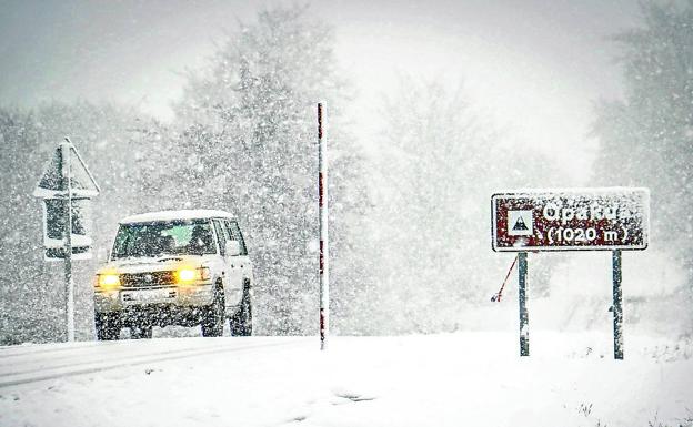 Un vehículo este viernes en el puerto de Opakua, donde la nieve complicó la circulación.