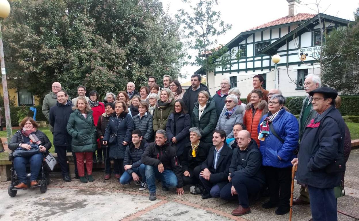 Foto de familia con los concejales de todas las fuerzas políticas del Ayuntamiento. 