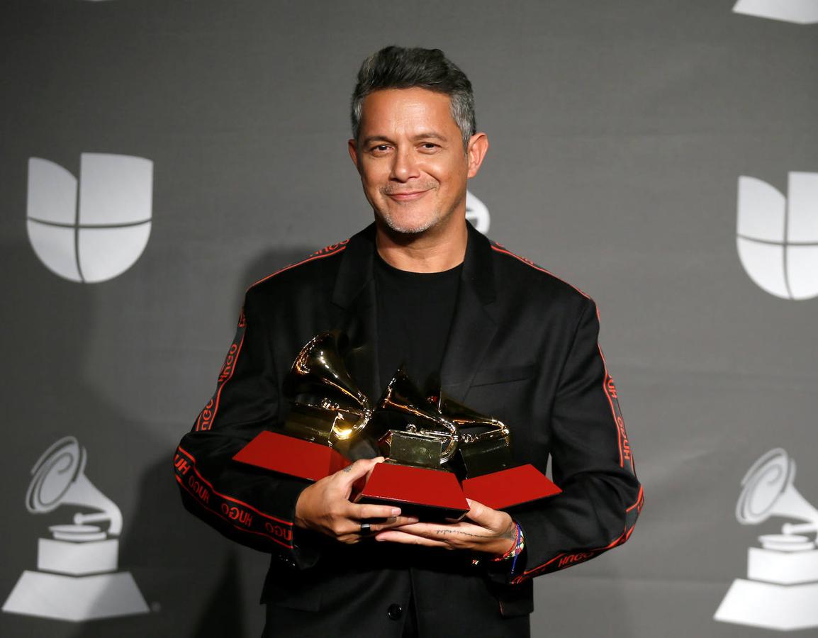 Alejandro Sanz sostiene sus tres galardones.