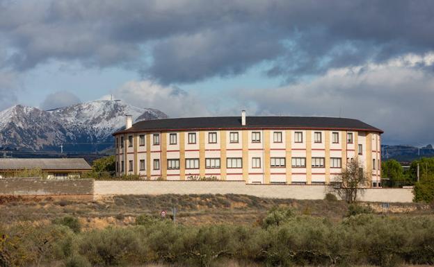 El monasterio cisterciense, de tres alturas y forma circular, está en una parcela de 11.650 metros.