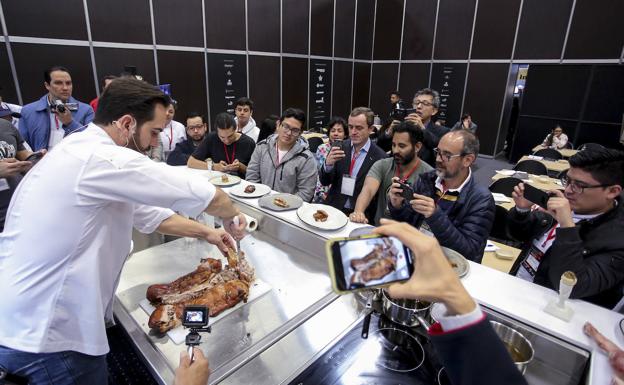 Mario Sandoval (Coque) cocinó chicharrón de cochinillo John Dallas.