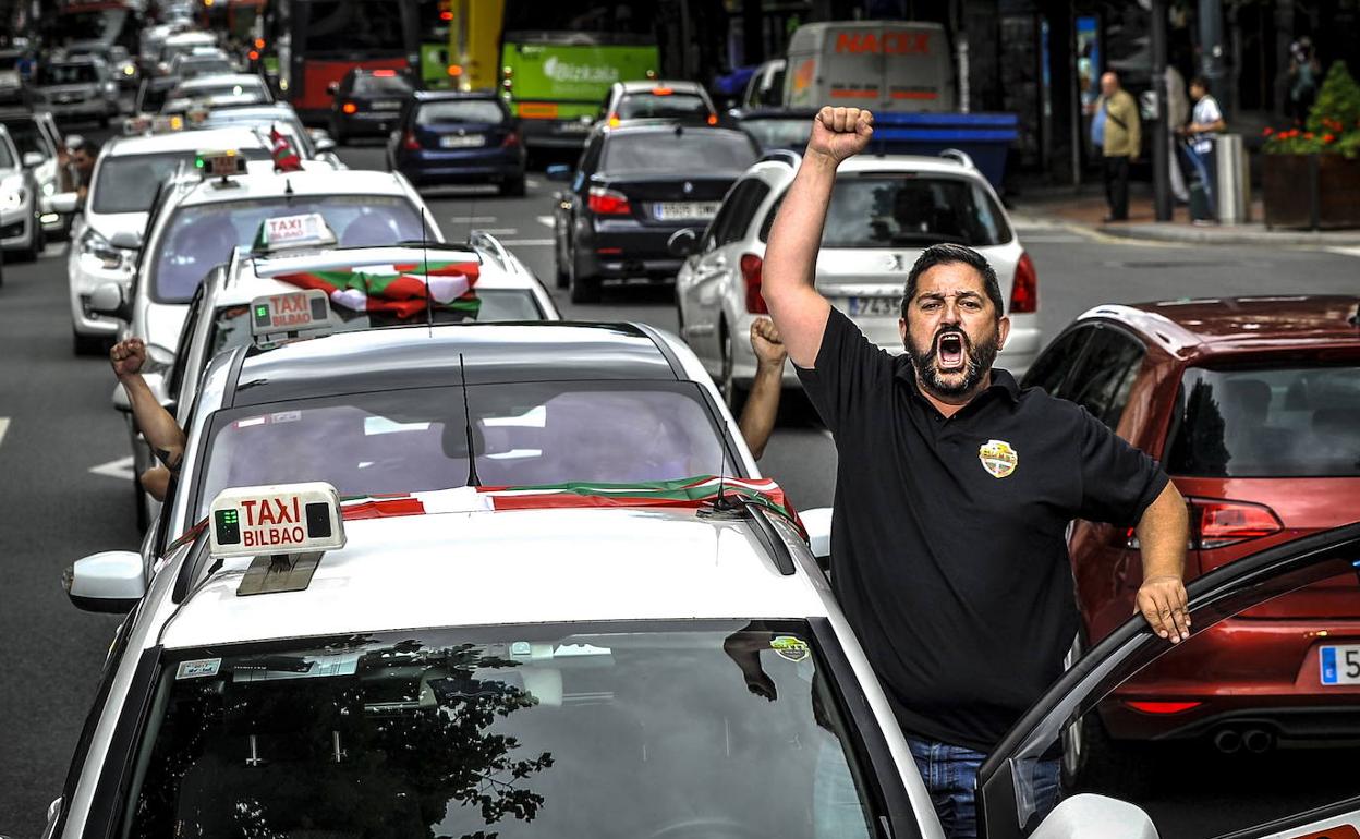 Taxistas protestan en Bilbao por las licencias de coche con conductor. 