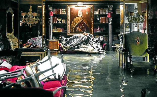 Imagen principal - Arriba, una estancia del Palacio Gritti inundada. A la izquierda, el primer ministro italiano, Giuseppe Conti, inspecciona los daños. A la derecha, voluntarios terminan de adecentar la basílica de San Marcos tras la crecida.