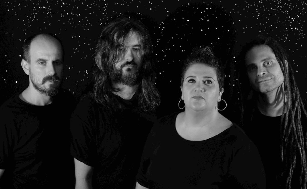 Rubén González (bajo), Aiora Rentería (voz), Asier Basabe (batería) e Iñaki Imaz, alias Piti (guitarra)