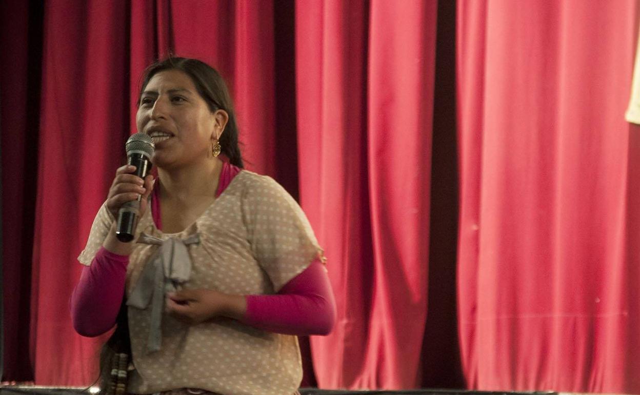 Emakumeen Parlamentuaren parteartzaile bat.