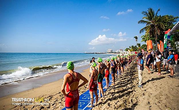 Las participantes preparadas para la prueba de natación.