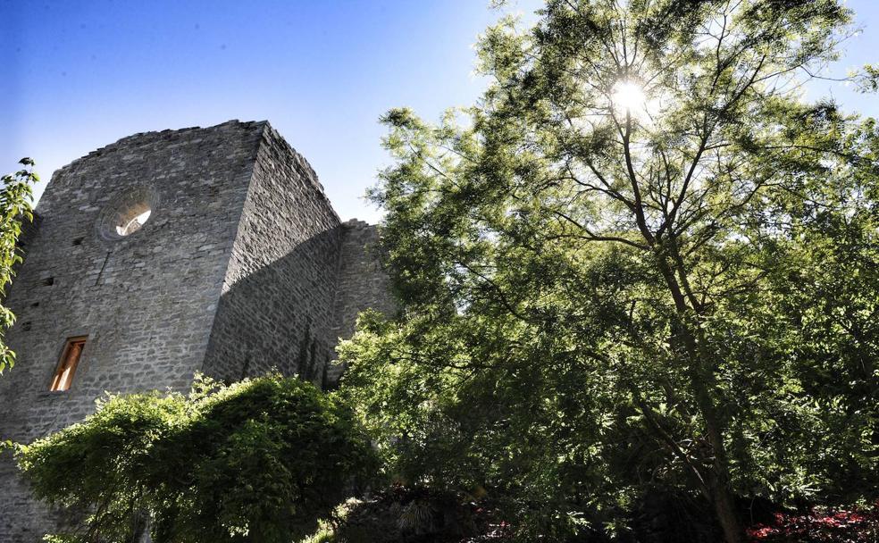 Ruinas del monasterio de Santa Catalina, en la sierra de Badaia.