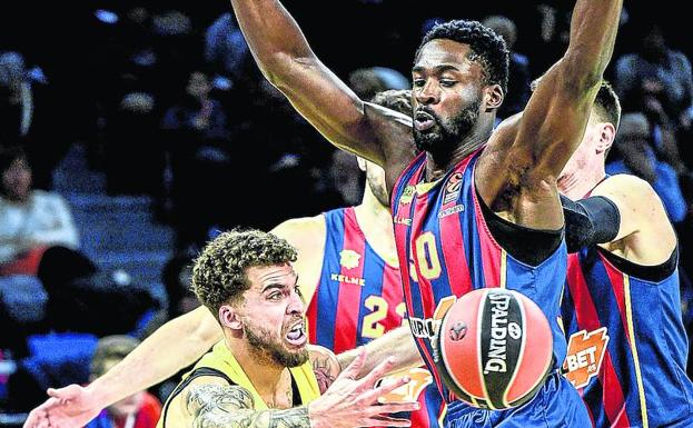 Scottie Wilbekin (Maccabi) dobla el balón ante el asedio defensivo de Micheal Eric.