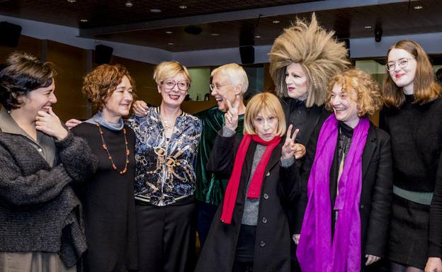 Beatriz Herráez, Elena Mendizabal, Mónica Bonvicini, Lourdes Méndez, Sanja Ivekovic, Xabier Arakistain, Giovanna Zapperi, Amy Tobin, Rosa Rius Gatell y Elke Krasny, participantes en el foro 'La Mirada feminista' en Artium.