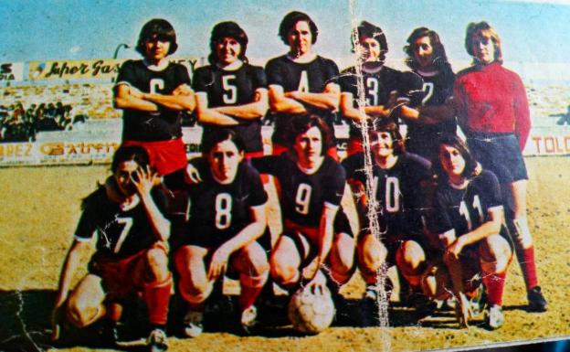 En Madrid en 1972 con el Olímpico de Villaverde, una de los equipos históricos de aquella época. Conchi 'Amancio' es la que está agachada en el centro con el número 9 y apoyada en el balón.