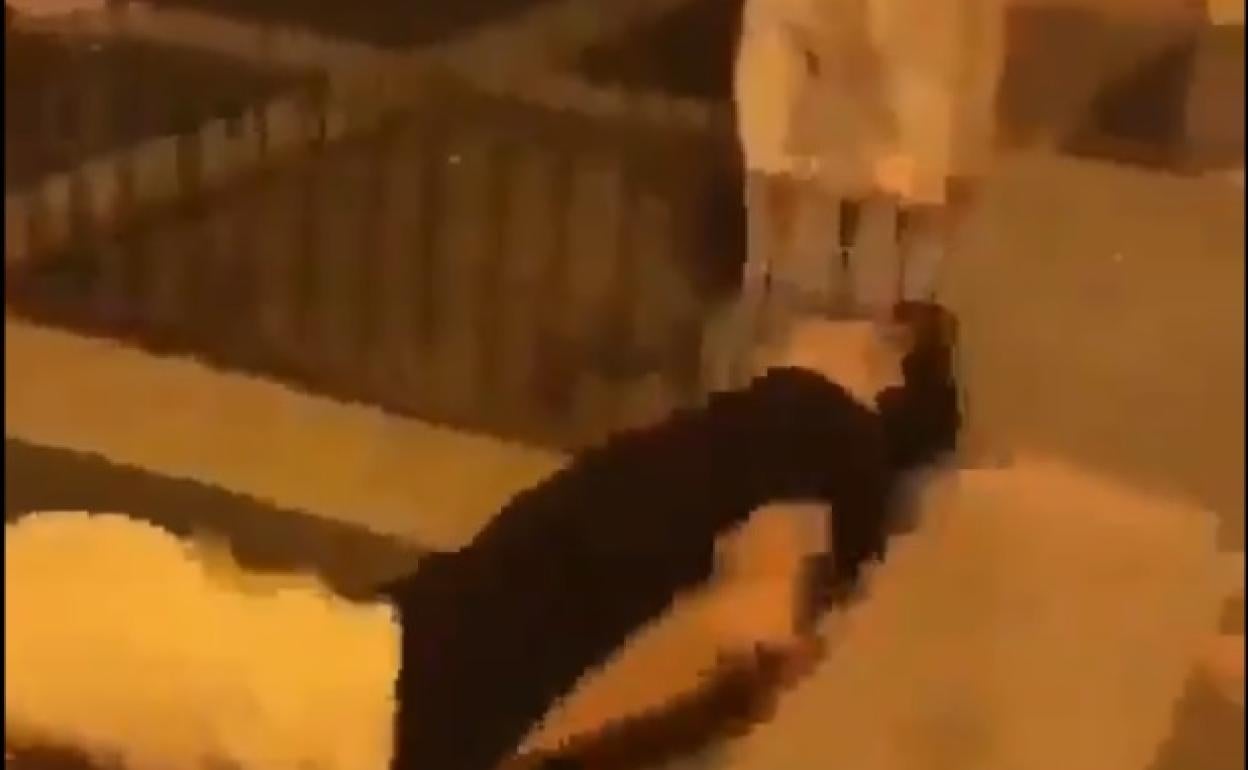 Momento en el que el agredido cae y se golpea contra el banco en la cabeza.