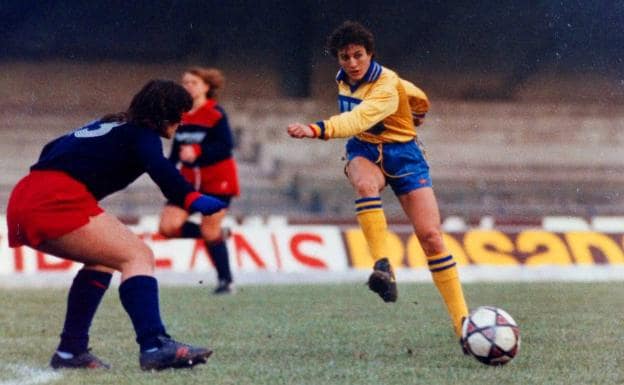 Conchi 'Amancio' vestida con los colores del Verona Stadio Bentegodi a finales de los años 80.