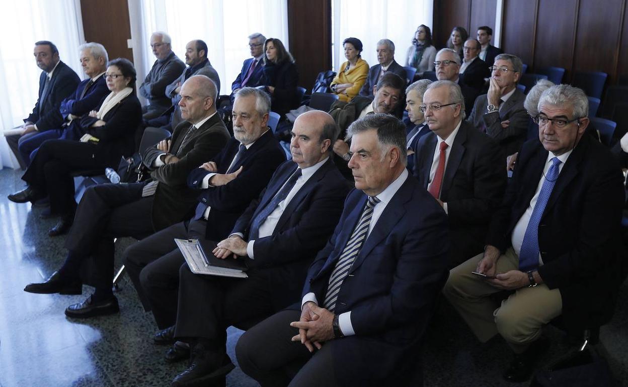 Chaves, Griñán y otros ex altos cargos de la Junta de Andalucía, en un momento del juicio. :