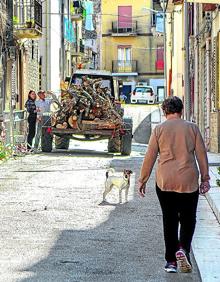 Imagen secundaria 2 - Arriba, dos ancianos sentados junto a una casa en Campofelice di Fitalia. Una de las viviendas que se venden por un euro en Sambuca di Sicilia, declarado uno de los pueblos más bonitos de Italia en 2016 y una calle de Roccamena, amenazado por la despoblación.