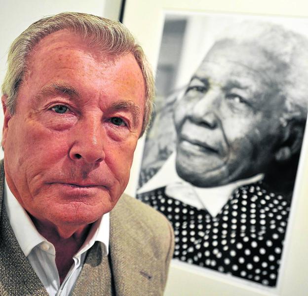 Terry O'Neill, en una imagen de 2009, ante el retrato de Nelson Mandela.