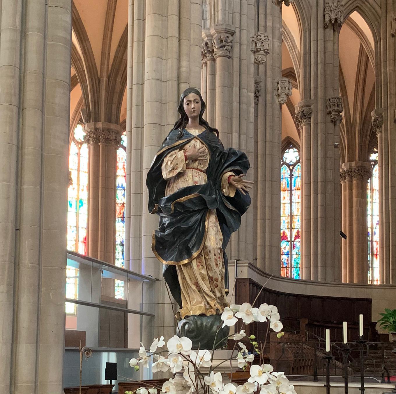 La talla de María Inmaculada vuelve a presidir la Catedral Nueva de Vitoria.