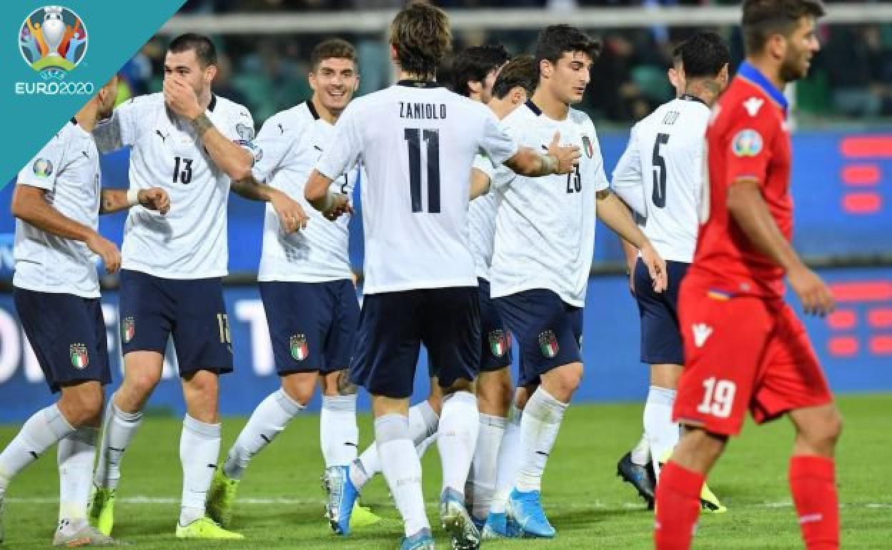 Los jugadores italianos celebran uno de los nueve tantos que anotaron ayer contra Italia. 