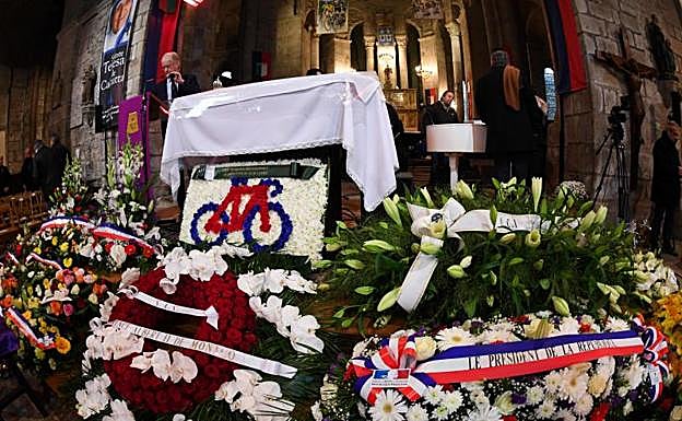 Coronas de flores en recuerdo a Poulidor durante su funeral.