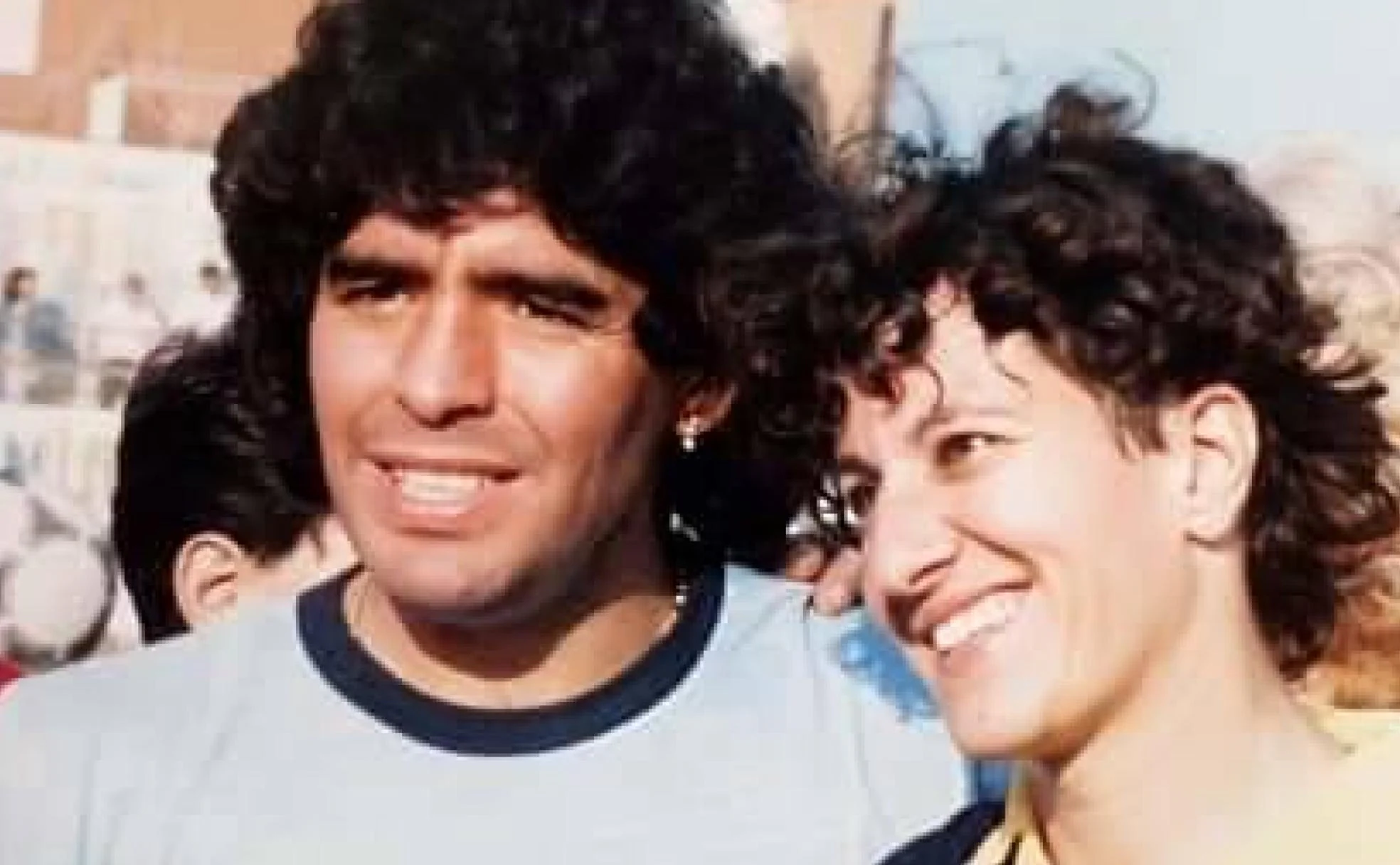Conchita 'Amancio'con Maradona, en Nápoles, cuando ganó el Scudetto 1991-1992. «Él era nuestro presidente honorario. Esta foto es inédita», señala la propia exfutbolista en conversación telefónica desde Bristol (Inglaterra).