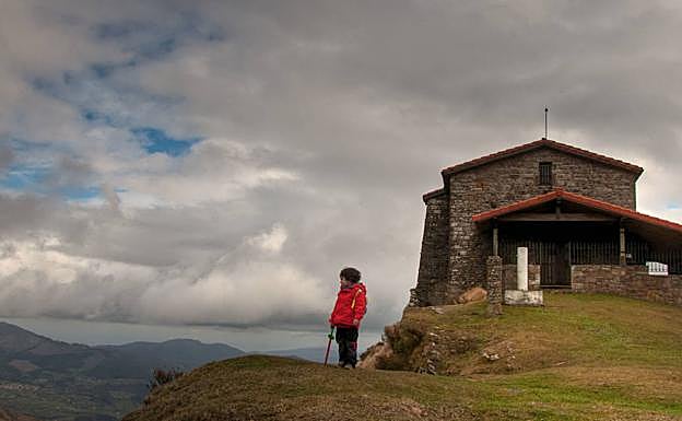 Una montañera observa los valles desde lo alto del Kolitza.
