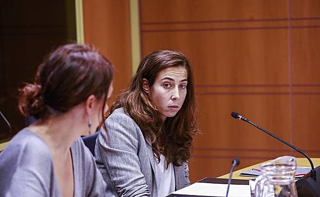 Ainhoa Tirapu en la Comisión de Deporte y Cultura del Parlamento vasco.
