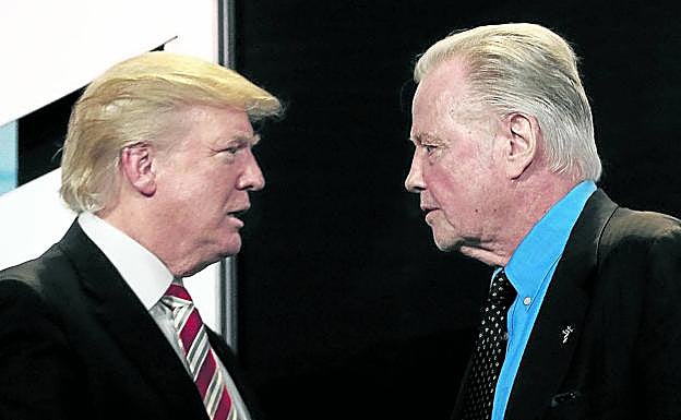 John Voight recibe en un mitin en Washington al entonces candidato republicano a la presidencia de EE UU, en 2016.