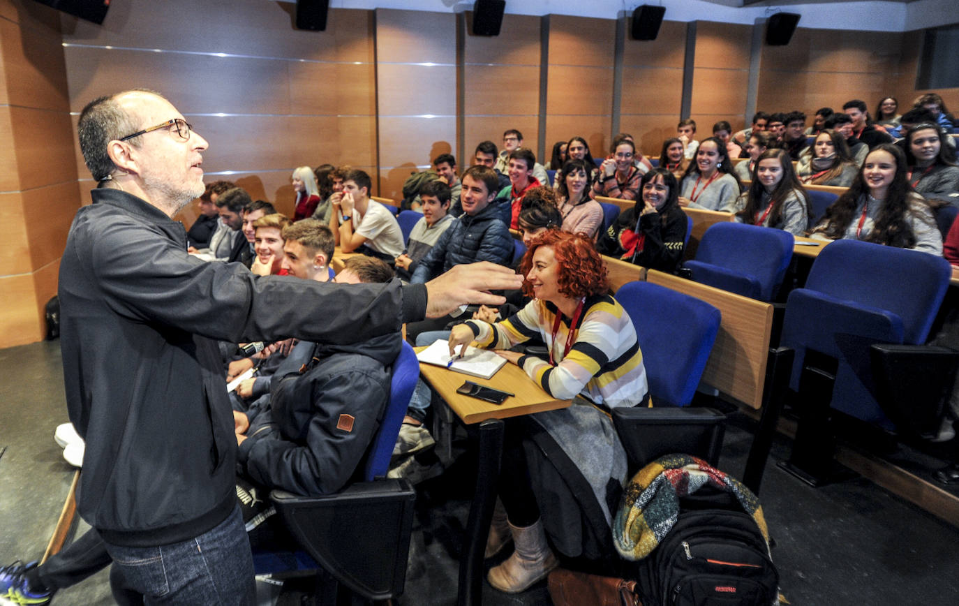 Alfonso Alcántara se dirige a los estudiantes durante su intervención en la jornada. 