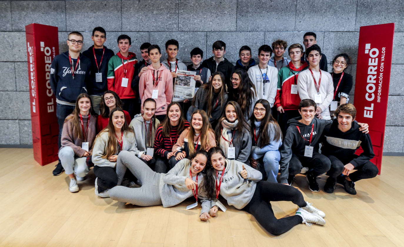 Chicos y chicas de 1ºD de Olabide posan divertidos en la pausa del café.