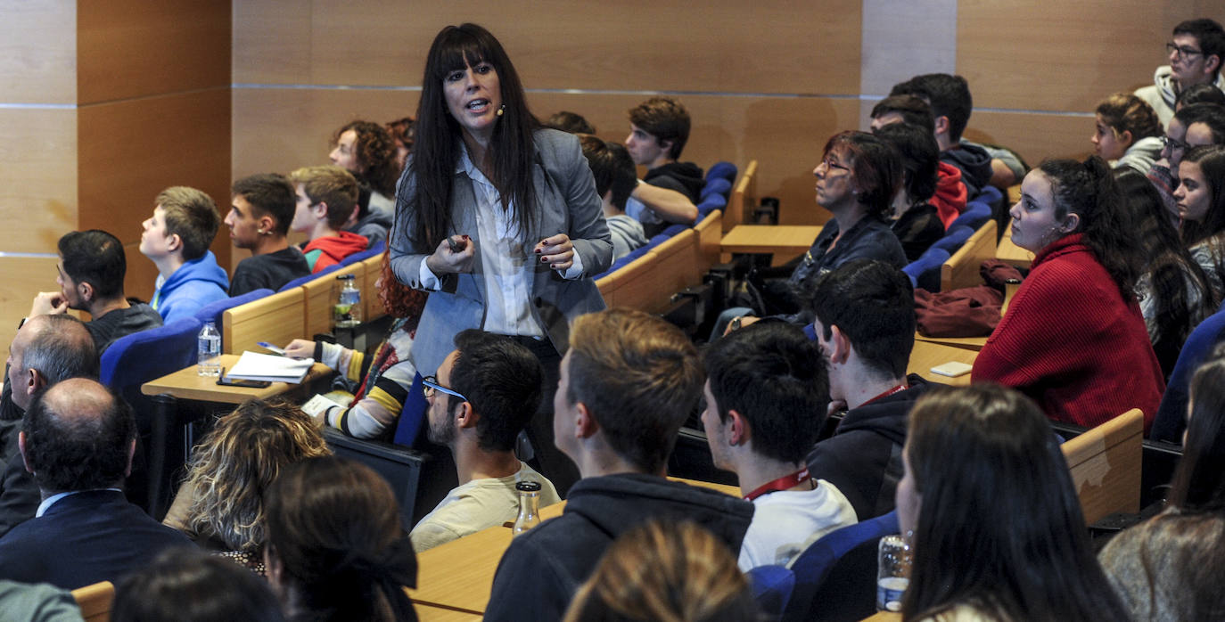 Ainhoa Gómez se dirige a los estudiantes.